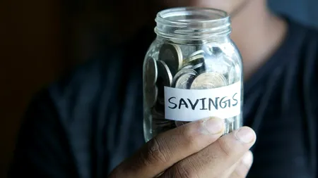 Economiile în lei cresc nominal, dar pierd din puterea de cumpărare, pe fondul inflației