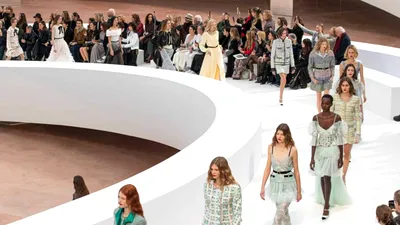 Brandurile de lux readuc trendul „loud-luxary” în prim-plan: Gucci, Chanel și Burberry se pregătesc să cucerească din nou podiumurile cu logo-uri uriașe și designuri extravagante