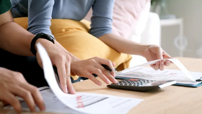 Două treimi dintre români au dificultăți financiare. Patru milioane nu apar în sistemul public