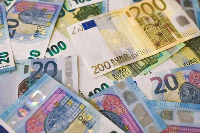 Cum se pot investi eficient 10.000 de euro: Opțiuni, riscuri și randamente