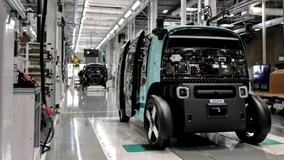 Zoox, filială Amazon, a inaugurat prima fabrică de robotaxiuri. Modelul autonom nu are volan