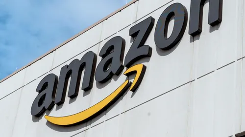 Amazon, dată în judecată de clienți. Consumatorii cer returnarea banilor încasați după tarifele declarate ilegale ale lui Trump