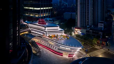 Nava de lux care a aterizat în mijlocul Shanghaiului: Louis Vuitton a lansat un magazin uriaș în formă de vapor făcut din valize!