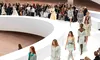 Brandurile de lux readuc trendul „loud-luxary” în prim-plan: Gucci, Chanel și Burberry se pregătesc să cucerească din nou podiumurile cu logo-uri uriașe și designuri extravagante