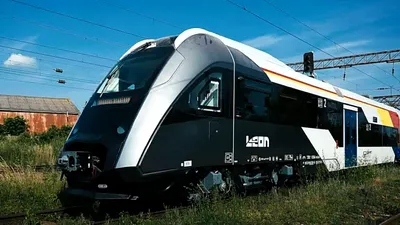Trenul Leon, primul DMU produs integral în România postbelică, ajunge azi în București
