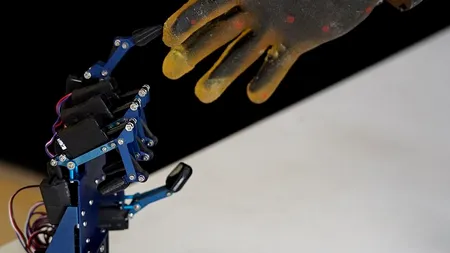 Chinezii au inventat o piele cu care roboții umanoizi simt durerea (VIDEO)