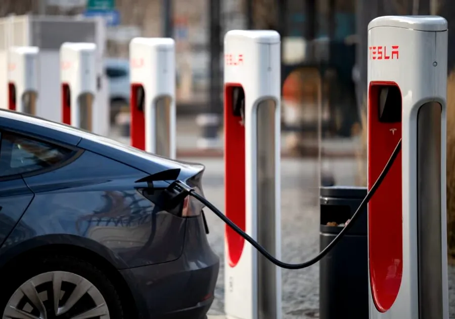Europa întoarce spatele Tesla. Cine profită de declinul mărcii americane