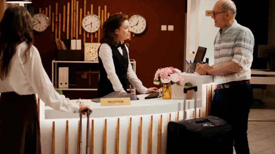 Peste 10.000 de hoteluri europene lansează un proces colectiv împotriva Booking.com: Ce impact are clauza „celui mai bun preț”?