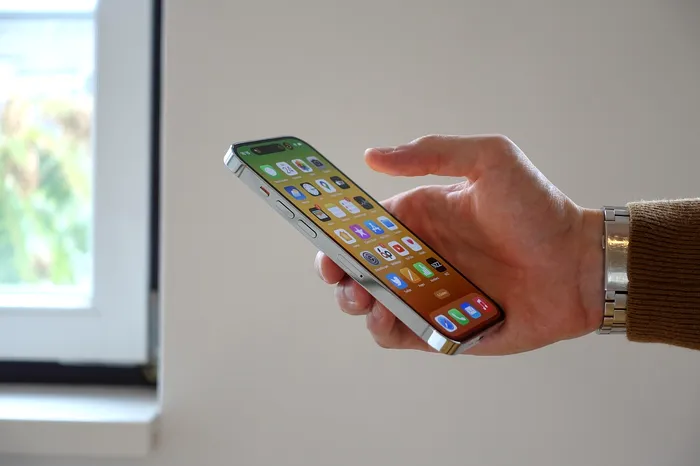 Apple a vândut trei miliarde de iPhone-uri și a generat venituri record în 2025