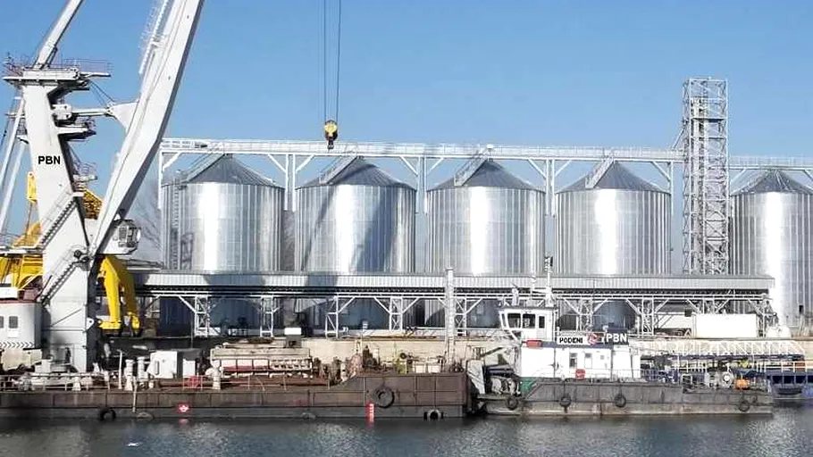 Fermierii stau cu marfa în danele portuare și așteaptă să crească prețurile