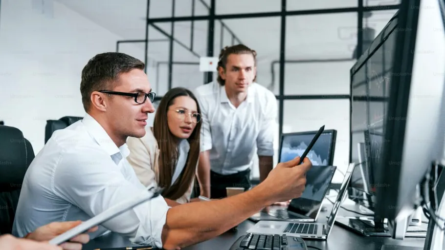 Tot mai mulți angajați de la birou își pierd locurile de muncă, pe fondul expansiunii AI și al creșterii costurilor