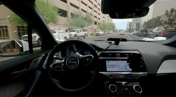 Waymo își lansează propriul serviciu de robotaxi-uri în 2026