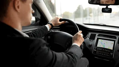 Șoferii Uber câștigă mult mai puțin după schimbările algoritmului secret. Ce ascunde „prețul dinamic”?