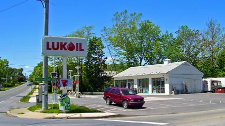 Când pleacă Lukoil din România. Gigantul rus, nevoit să își vândă activele externe la o treime din prețul lor