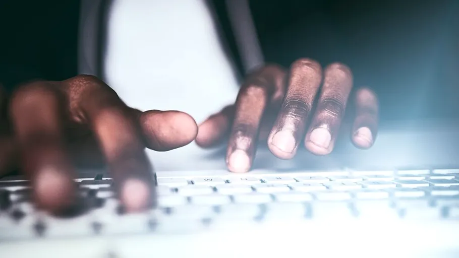 Secrete din lumea grupărilor de infractori cibernetici: nebunia e mai mare decât pofta de bani. Raid în cartierul general la hackerilor care au pus jos sistemul Marks and Spencer