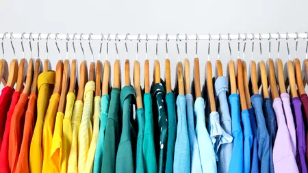 Franța afișează pe etichete costurile ascunse de mediu ale hainelor. Fast fashion, în centrul controversei