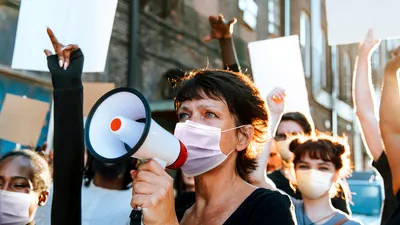 Decizie controversată în SUA: studii despre siguranța vaccinurilor COVID și zona zoster, blocate de autorități