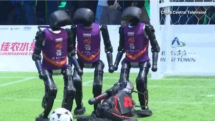 Primul meci de fotbal dintre roboți a stârnit hohote de râs. Un „sportiv” a ajuns să fie luat cu targa. Video