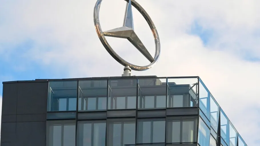 Criza magnetilor: Mercedes-Benz și Porsche încearcă să scape de dependența de China