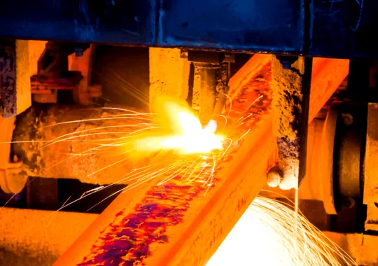 Taxa pe carbon a UE lovește dur industria oțelului din Ucraina: exporturi afectate și comenzi anulate