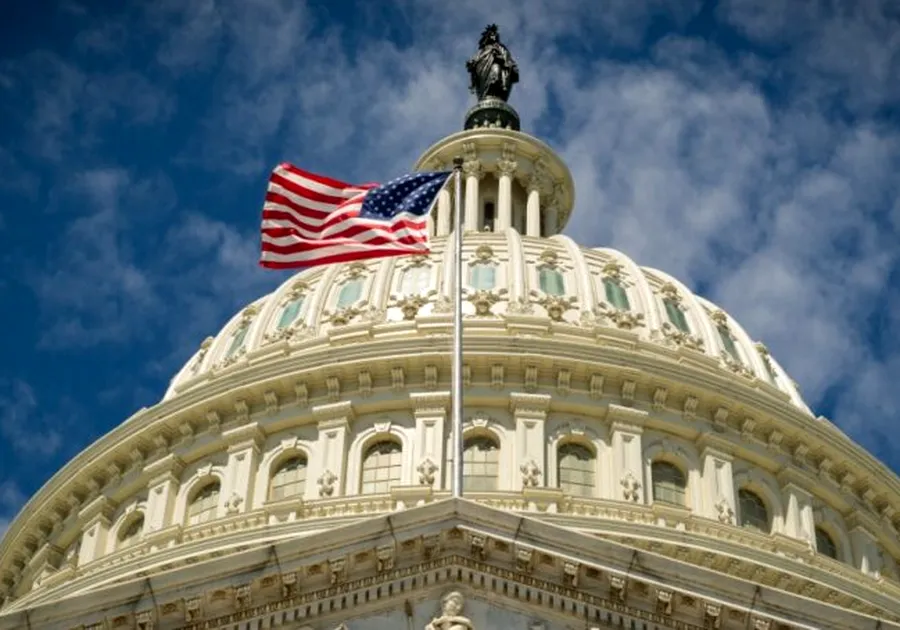 Ce se știe cu adevărat despre legătura dintre GNL-ul american și căderea Guvernului Bolojan