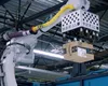 Cum funcționează primul robot cu simț tactil din lume. „Colegii” umani de la Amazon l-au integrat în echipă