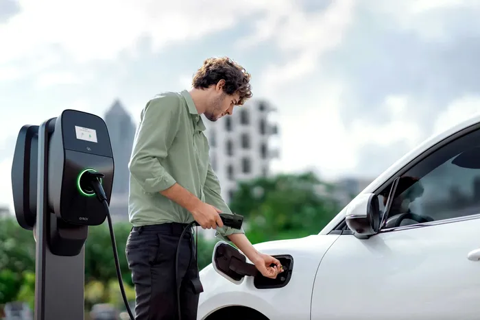Vânzările de vehicule electrice au încetinit la nivel global în iulie