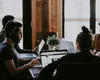 Un nou trend pe piața muncii: „Job hugging”. Experții prevăd un val de demisii, amânat până la stabilizarea economiei