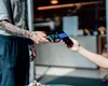 Plățile digitale devin din ce în ce mai populare la livrarea cumpărătorilor / Românii renunță la numerar complet