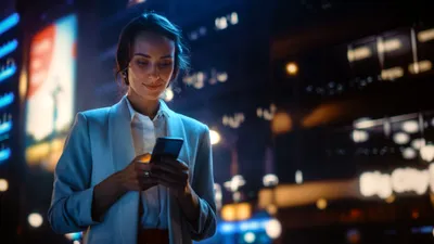 Românii cu venituri mari fug de rețelele sociale. Ceilalți rămân captivi pe TikTok