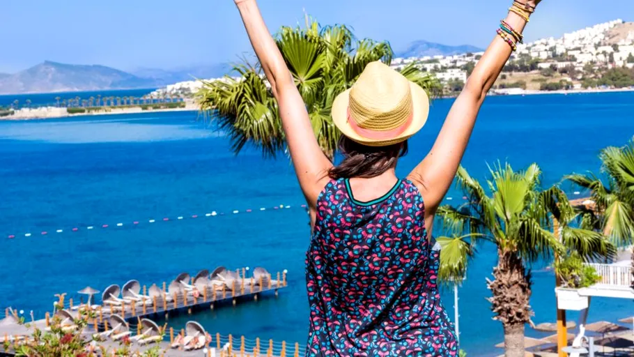 Românii cu venituri mari își cheltuiesc averile în străinătate: miliarde de euro ies anual din economie