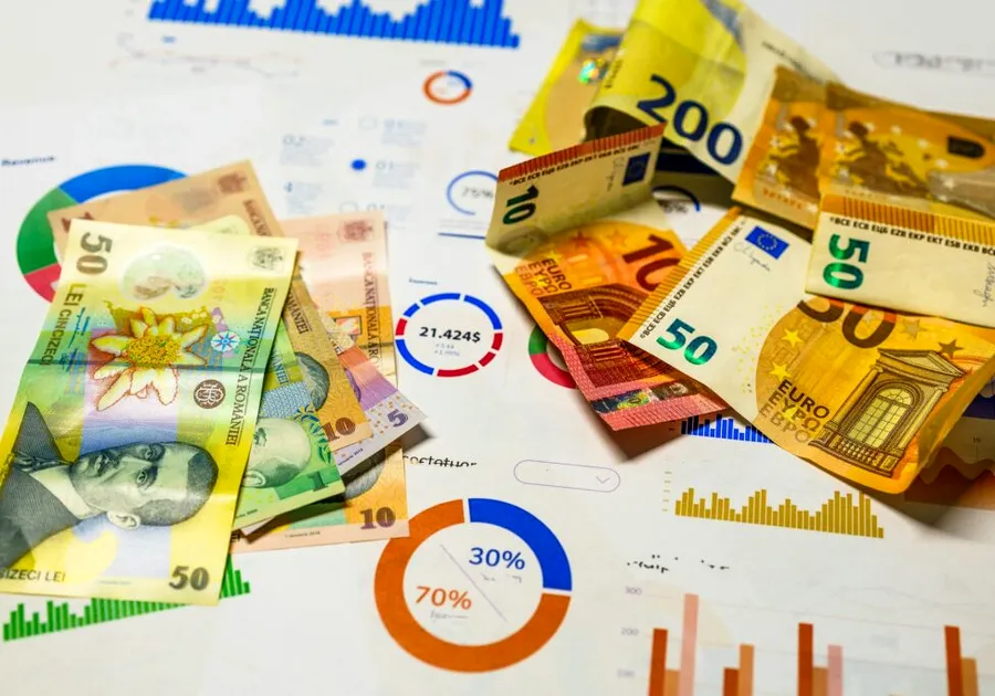 Euro a ajuns la minimul ultimelor 17 luni față de dolar. Românii se refugiază în valută și aur pentru a-și proteja economiile