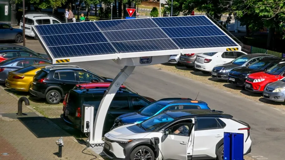 Prima stație de încărcare 100% solară pentru mașini electrice a fost inaugurată în București