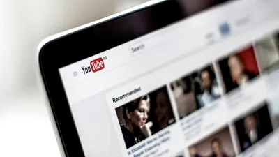 YouTube vânează videoclipurile „produse în masă” și repetitive. Măsura vine pe fondul creșterii conținutului generat de AI