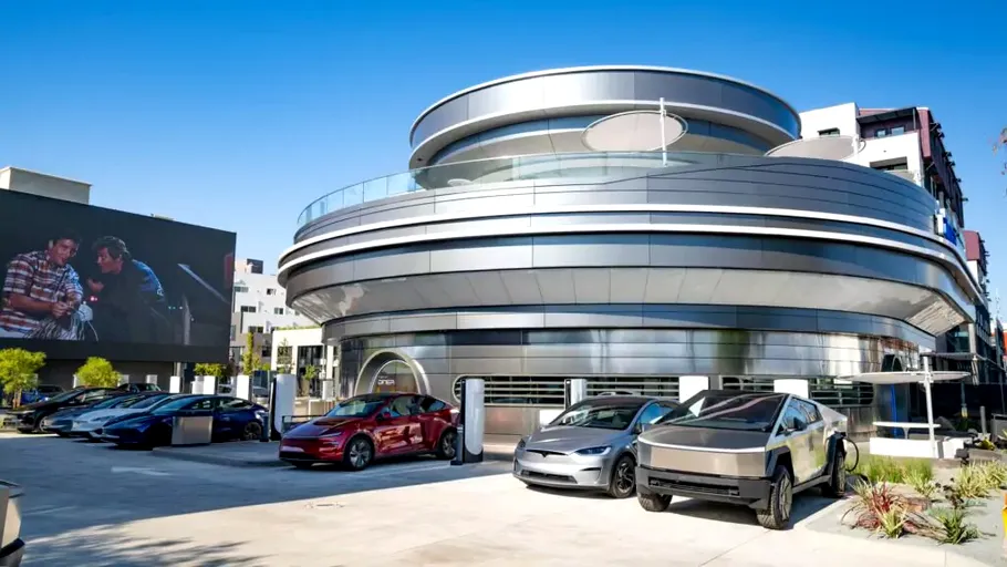 Tesla Diner-ul lui Elon Musk: Cozi interminabile, burgeri reci și roboți lipsă - dar fanii tot plătesc pentru experiența futuristă de la Hollywood