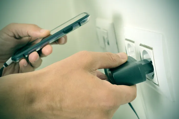 Cât te costă să ții încărcătorul telefonului mobil conectat permanent la priză?
