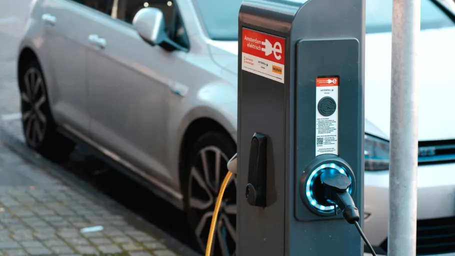 Revoluție pe străzi: stâlpii de iluminat încarcă mașinile electrice