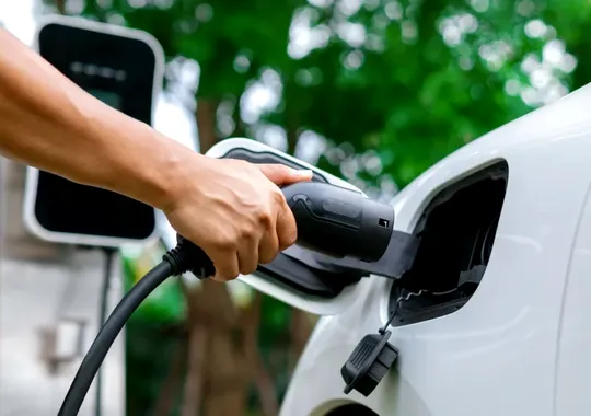 Comisarii europeni, blocați la încărcat mașinile electrice pe drumul spre Strasbourg. Flota „verde” a Comisiei Europene provoacă frustrări la Bruxelles