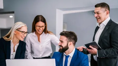 „Jobul până la pensie, un vis tot mai îndepărtat” – 6 din 10 angajați români se tem pentru stabilitatea locului de muncă. AI, vârsta și economia, principalele motive de îngrijorare