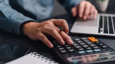 Măsuri fiscale dure anunțate de Guvernul Bolojan pentru a reduce deficitul: TVA crește la 21% și 11% pentru cota redusă. Se modifică taxarea băncilor. Cresc accizele și impozitul pe dividende