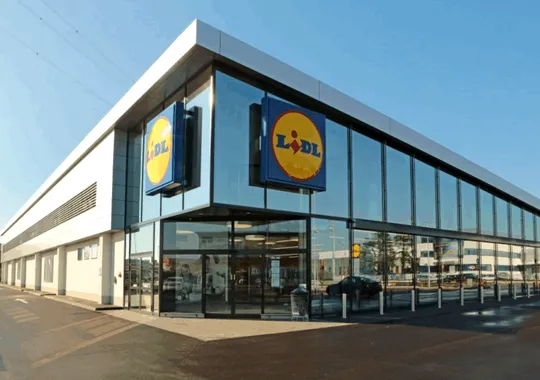 Războiul supermarketurilor intră într-o nouă etapă: Lidl domină piața, dar Mega Image și Profi reduc rapid diferența