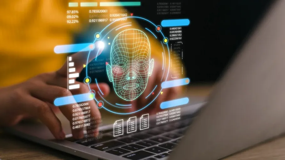 Tentativele de fraudă prin deepfake-uri au crescut de peste 20 de ori în ultimii trei ani. Cum luptă autoritățile împotriva acestui fenomen