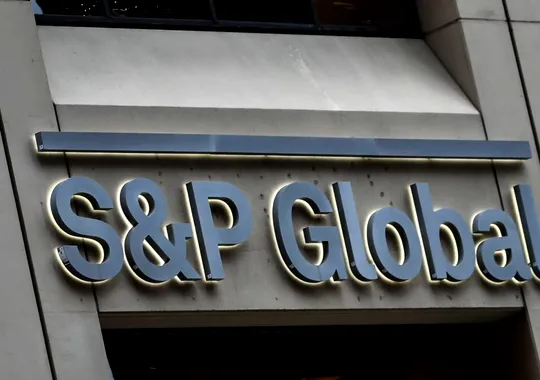 S&P confirmă ratingul României la BBB-, dar păstrează perspectiva negativă: deficitul, politica și finanțarea externă rămân principalele riscuri