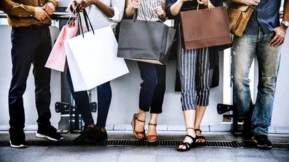 Ce cumpără online românii: tinerii comandă tech și fashion, seniorii preferă alimentele și produsele casnice