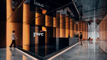 PwC va reduce cu o treime recrutările de absolvenți până în 2028, îngreunând accesul la joburi entry-level