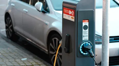 Revoluție pe străzi: stâlpii de iluminat încarcă mașinile electrice