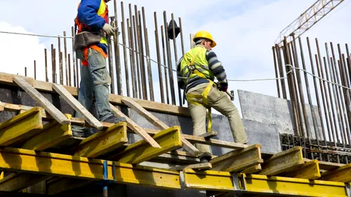 Construcțiile din România au crescut cu 15,4% în primele opt luni din 2026. Lucrările rezidențiale au avansat cu aproape 23%