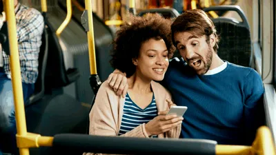 Marea Britanie, pe cale să interzică muzica și TikTok-urile la volum ridicat în autobuze. Amenzile, aplicate pe loc