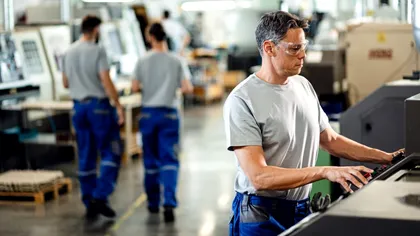 Producția industrială din România, mai costisitoare cu aproape 3% într-un an