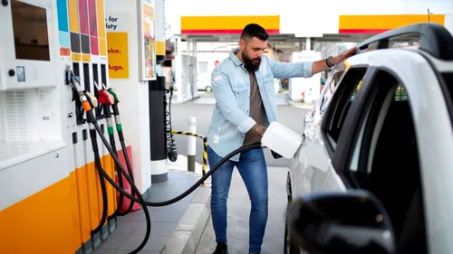Benzina poate trece de 10 lei, iar motorina de 11 lei. România, lovită din nou de scumpirea petrolului